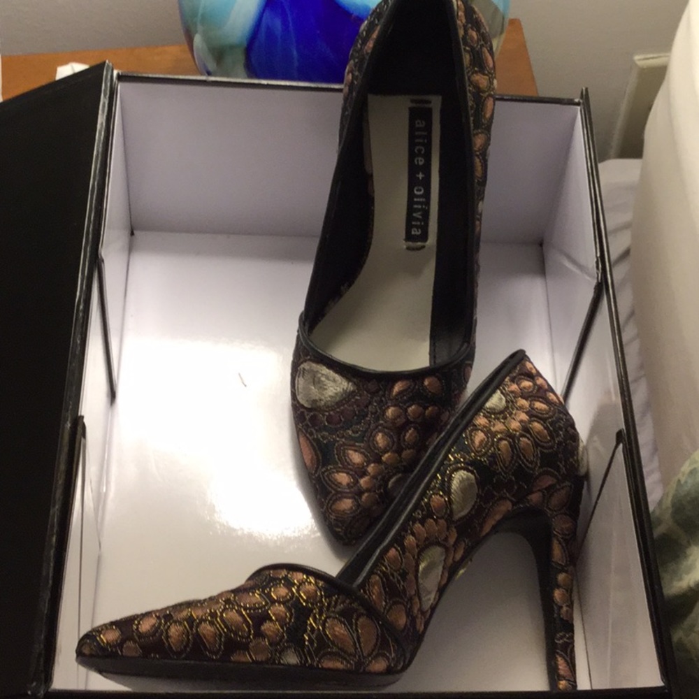 Alice &Olivia pink and gold heels.